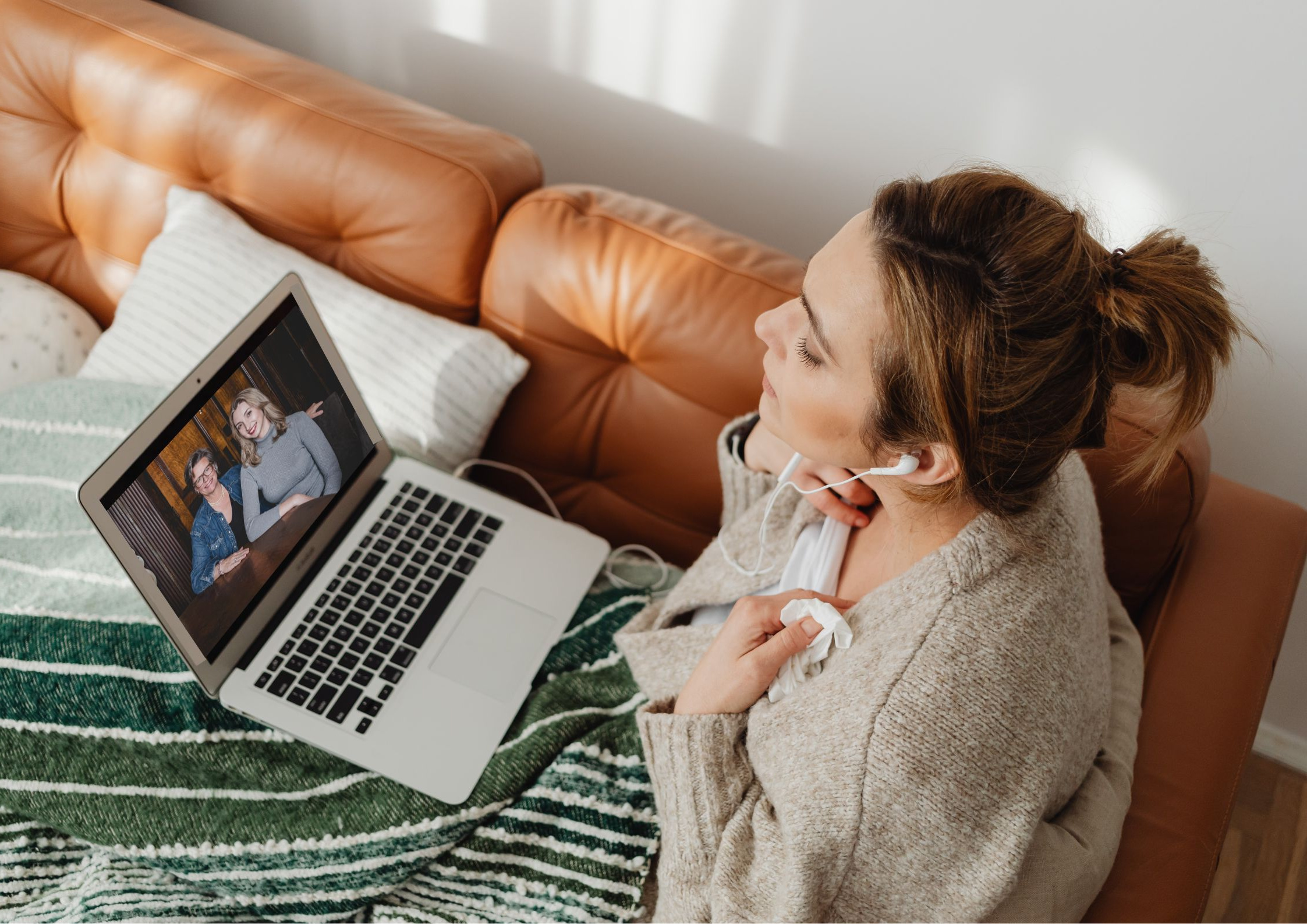 Surrogate with Laptop (1)